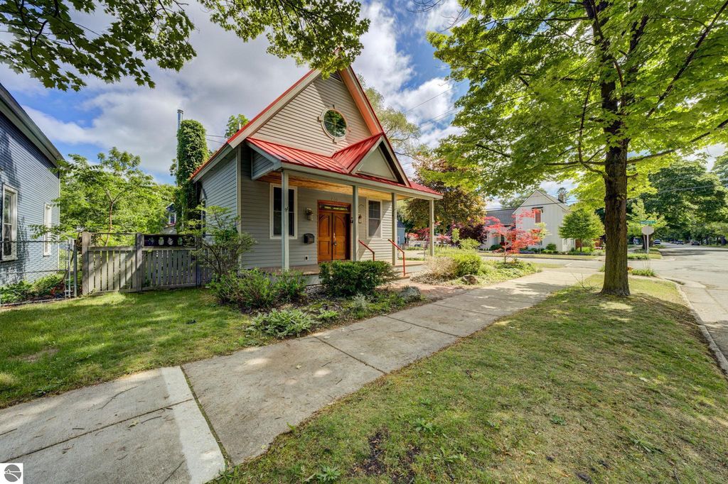 402 W 10th St, Traverse City, MI