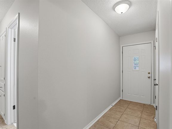 4th image of 405 Meadow Lake Dr
