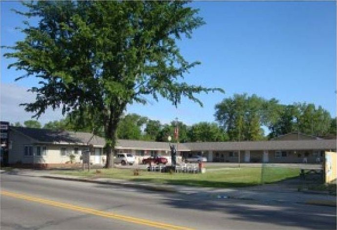 1st image of 220 W Lake Dr