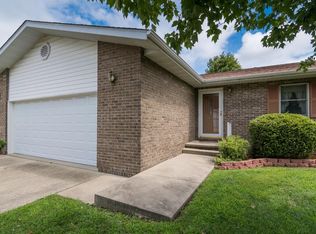 45 Sunset Dr, Highland, IL 62249