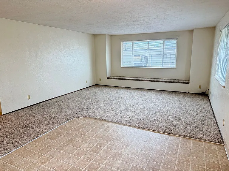 165 SW Kalmia St. — Photo 4
