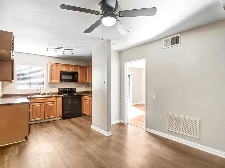 1436 Seventh St — Photo 4