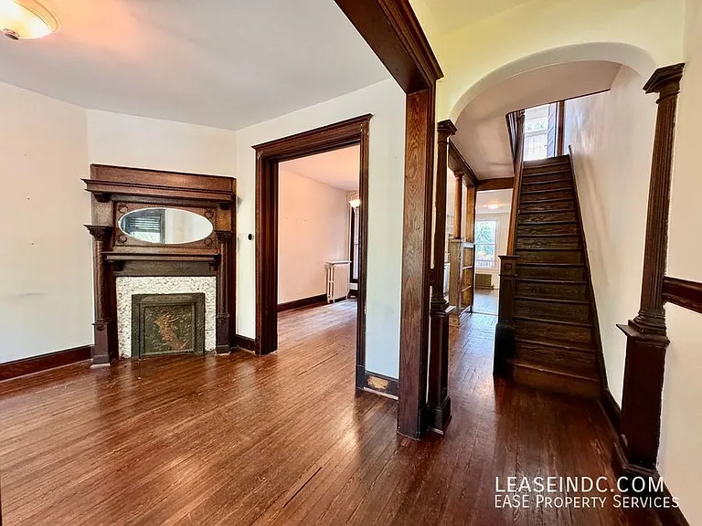 128 Adams St NW — Photo 2
