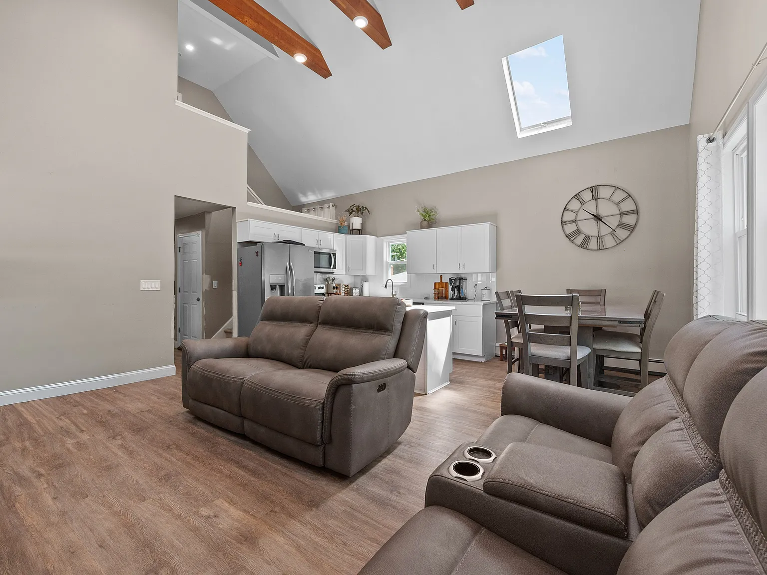 3 bed, 1301 sqft, $3,800 — Photo 3