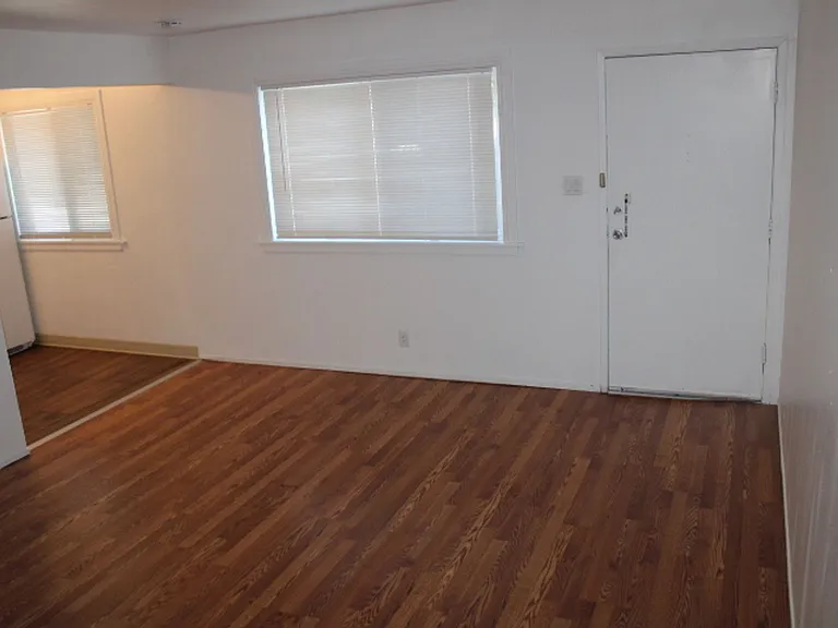 2515 Manchester Ave — Photo 4
