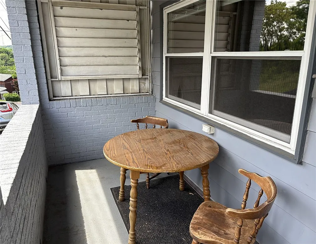 3 bed, 1.5 bath, 1312 sqft, $1,500 — Photo 2