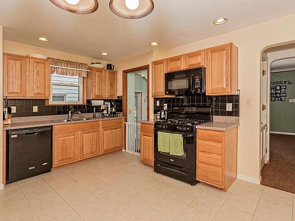 3rd image of 1576 Parker Dr