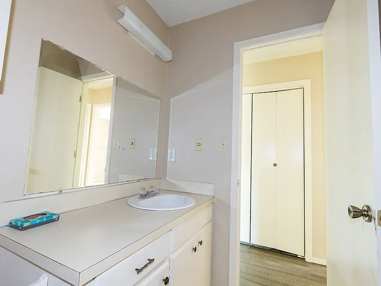 W Lillian St Fourplex — Photo 40