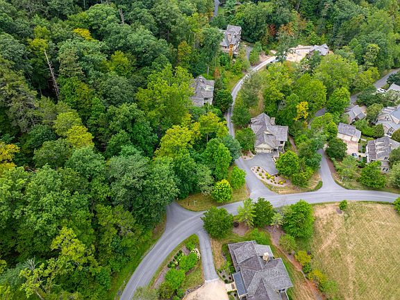 5th image of 124 White Sulphur Dr