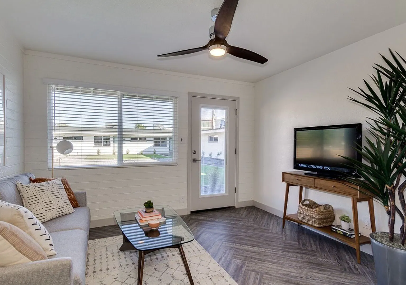 Stunning Remodeled 2 Bed/1 Bath in Old Town Scottsdale | Herringbone Floors & Modern Finishes | F... — Photo 3