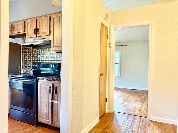 3rd image of 2032 Radcliffe Ave