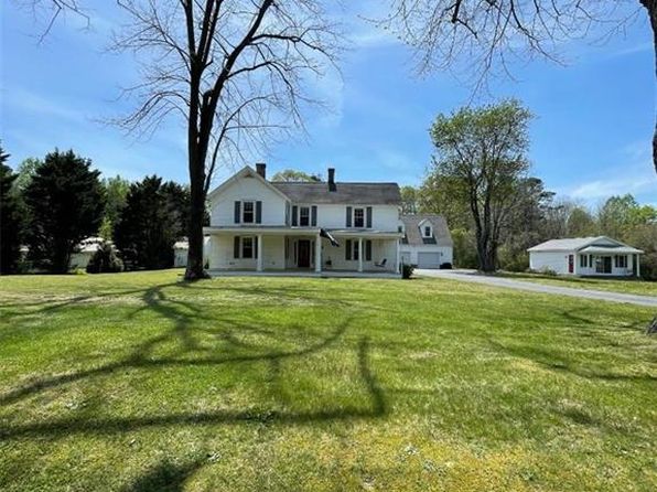 1090 General Puller Hwy, Saluda, VA 23149