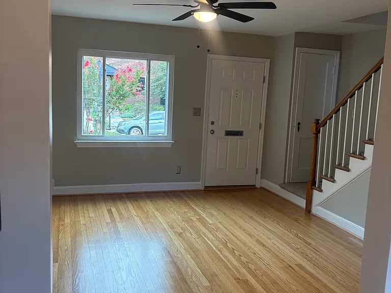 534 E Luray Ave — Photo 2