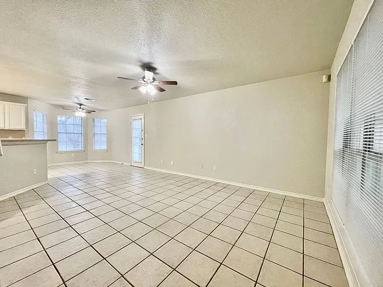 1825 Pearce Ct — Photo 2