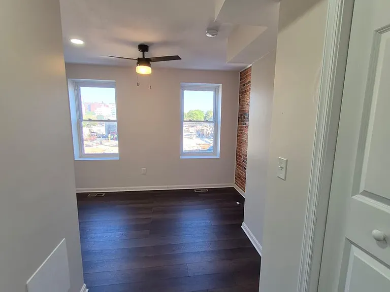 2015 E Fairmount Ave — Photo 17