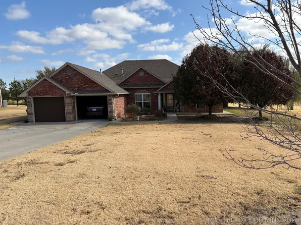 1001 Country Club Dr, Cushing, OK 74023