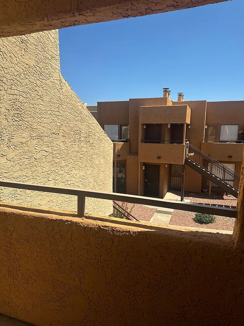 2 Bedroom Unit In Cactus Flats In Glendale — Photo 3