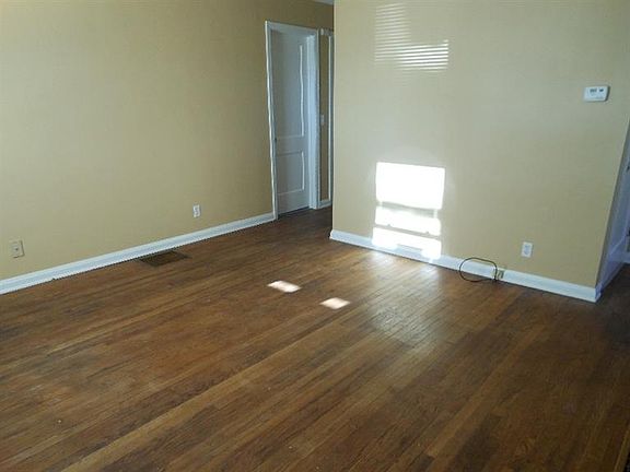 3rd image of 79 Drummond St