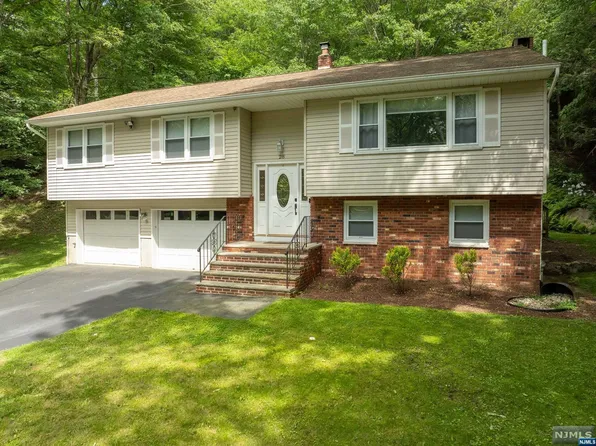 28 Hilo Ter W, Newfoundland, NJ 07435
