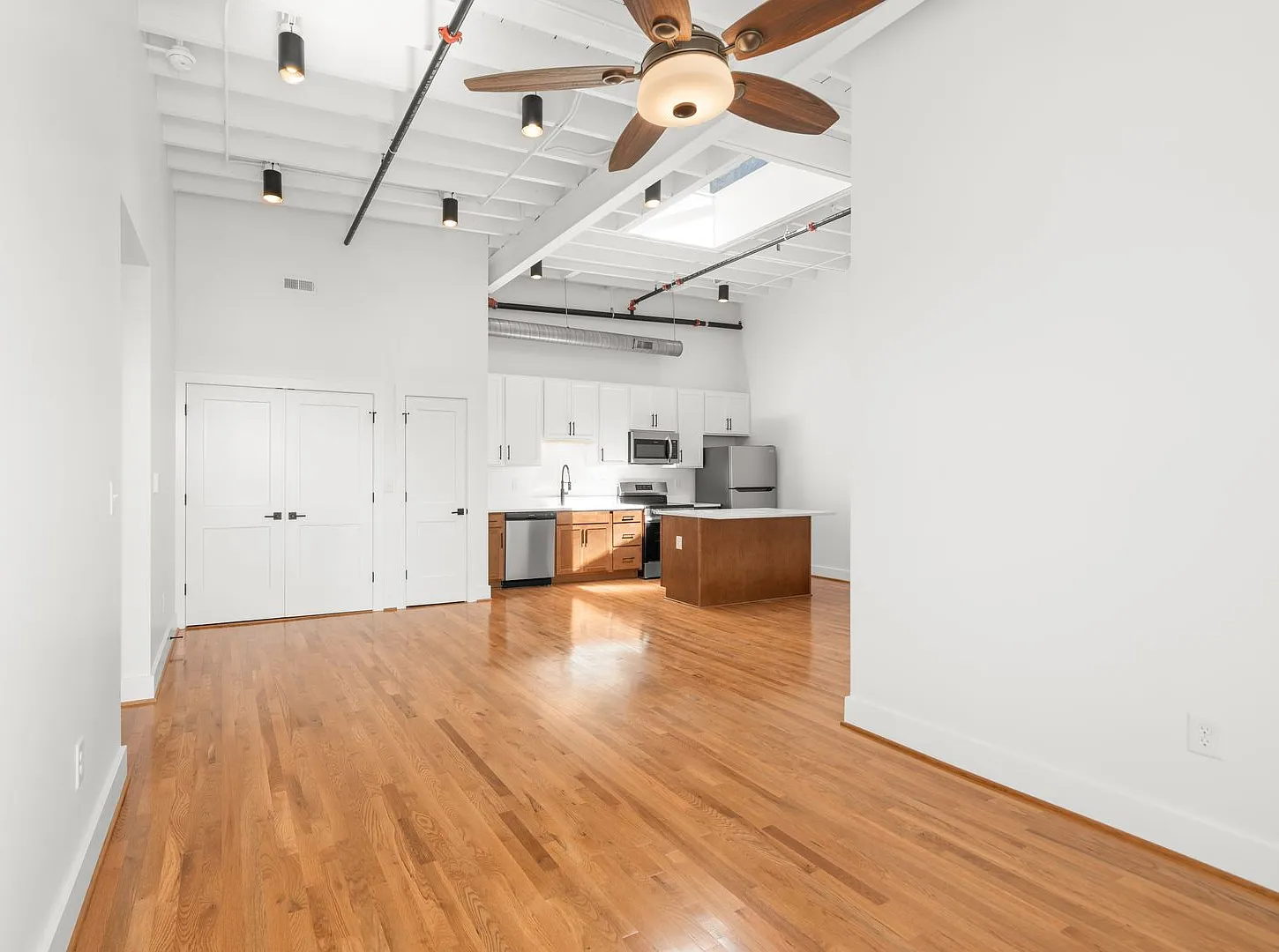2033 W Broad St — Photo 2