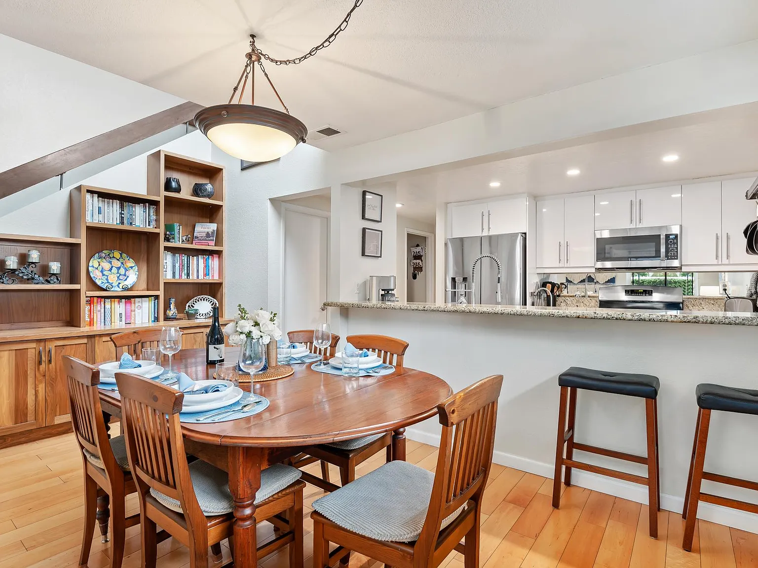 2051 Cliff Dr — Photo 3