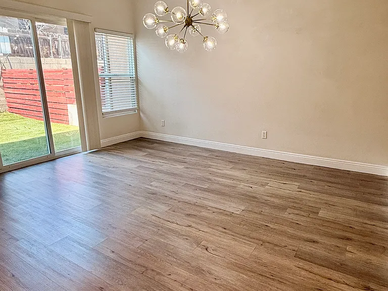 DINING ROOM (1ST FOOR)
