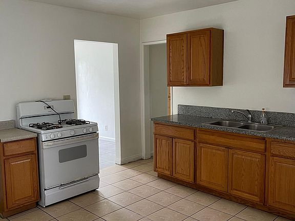 3rd image of 454 Pear St