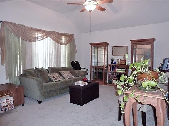 3rd image of 3021 Meadowbrook Dr