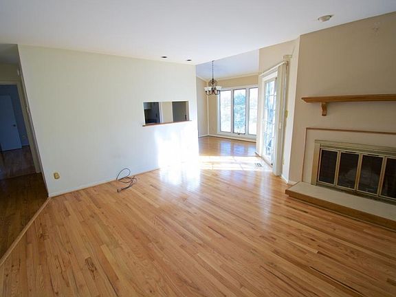 2nd image of 304 Hickory Blf #304