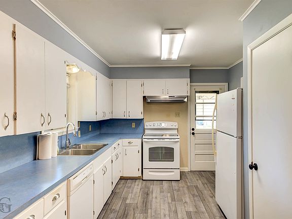 3rd image of 909 Nella St
