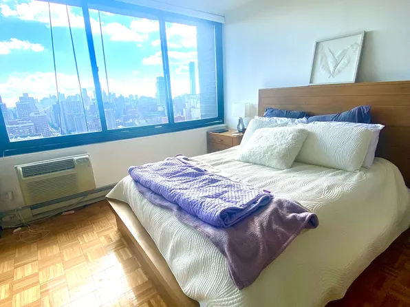 300 East 34th Street image 3 of 12