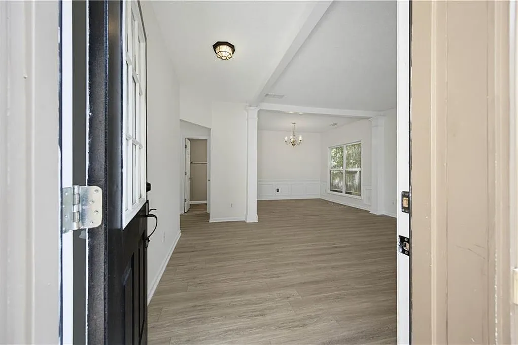 3 bed, 2.5 bath, 1908 sqft, $2,600 — Photo 2