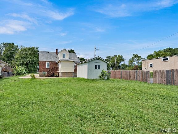 4th image of 2334 Wismer Ave