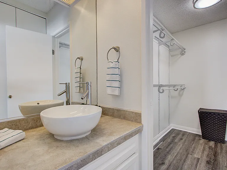 The Californian Apartments- HB — Photo 28