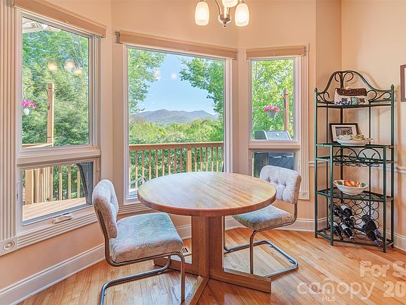 3rd image of 6 Clear Vista Dr