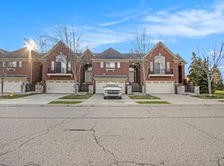 16832 Kensington Dr #28, Macomb, MI 48044