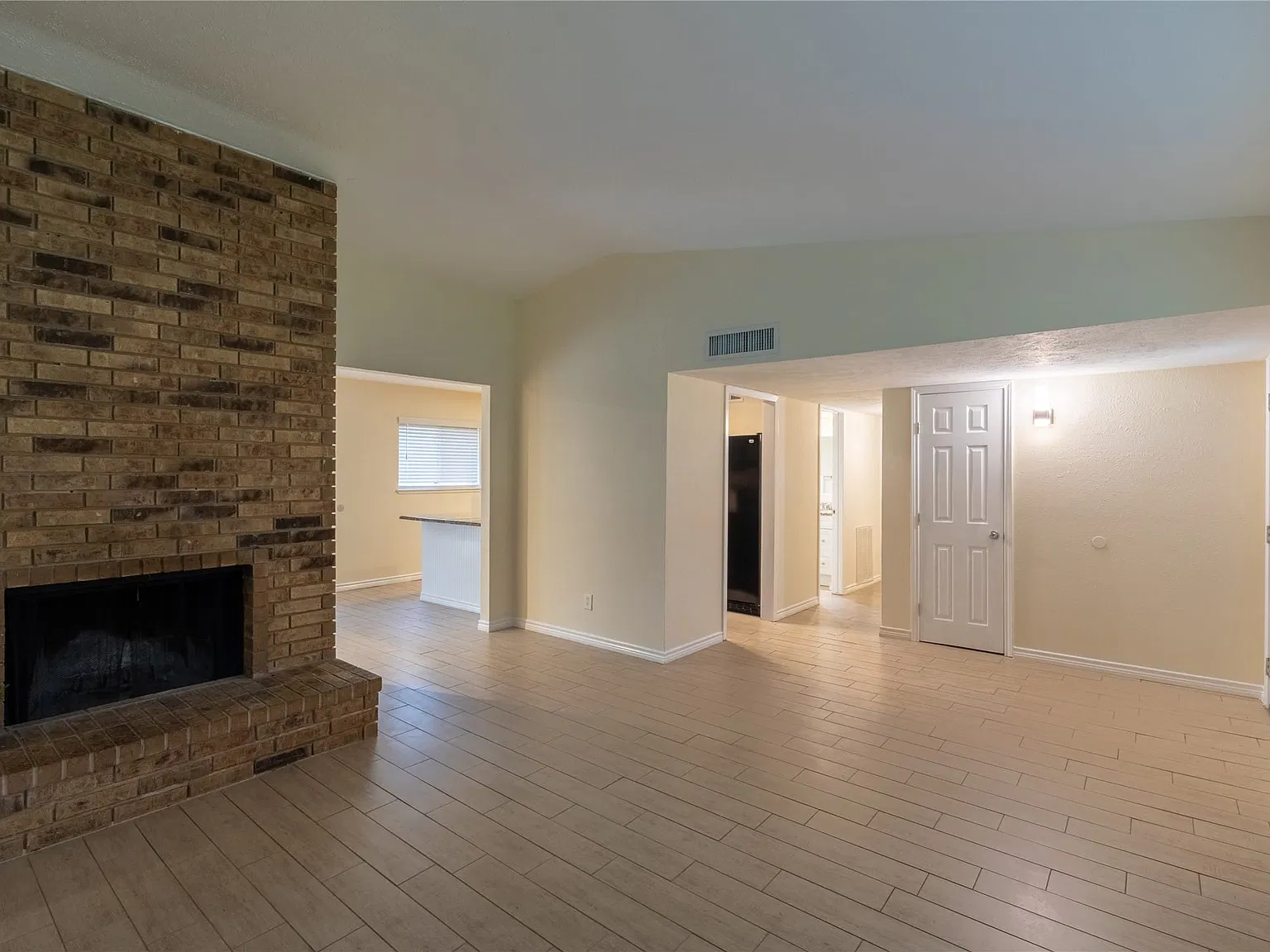 3 bed, 2.0 bath, 1512 sqft, $2,120 — Photo 2