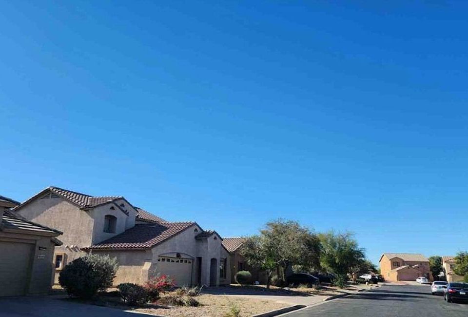 Exterior Neighborhood (street photo)