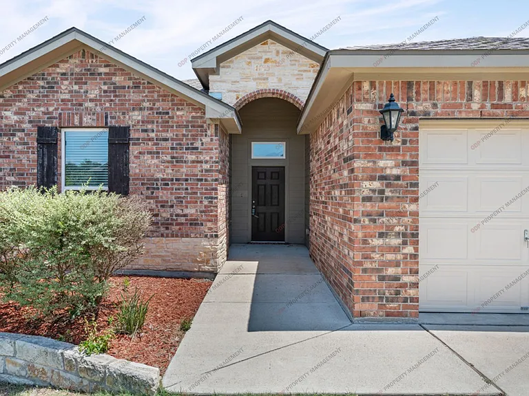 5607 Blackstone Dr — Photo 3