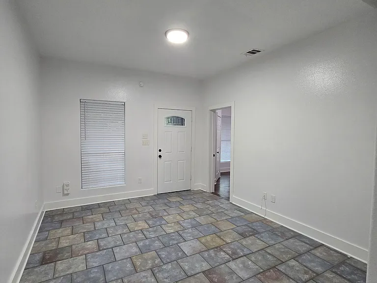 715 E Queen St — Photo 12