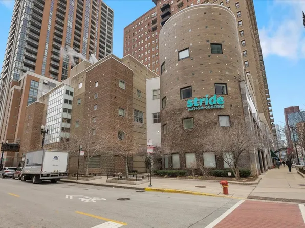 40 E 9th St APT 1802, Chicago, IL 60605