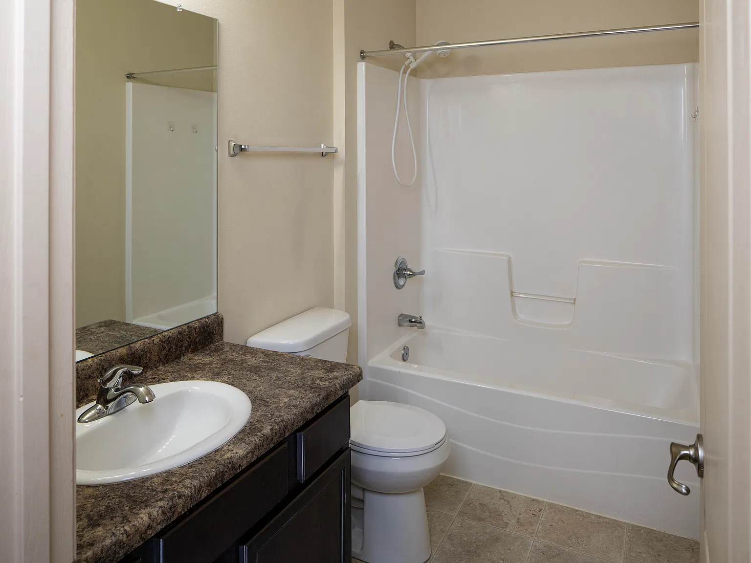 3 bed, 1354 sqft, $2,000 — Photo 4