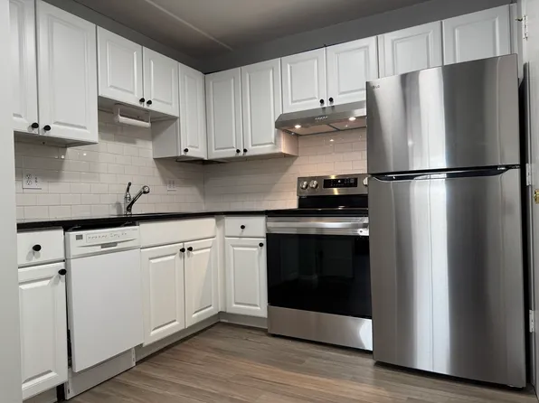 135 Creek St APT 2, Wrentham, MA 02093