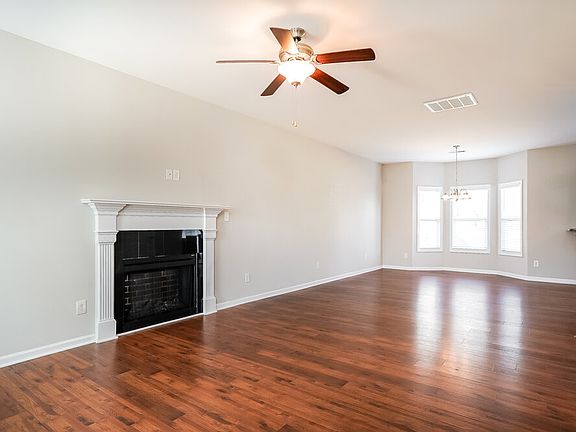 4th image of 229 Darecrest Ln