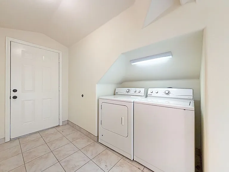 SD: Bright 2BD/2BA Unit in University Heights with A/C, In-Unit Laundry & 1 Reserved Parking — Photo 15