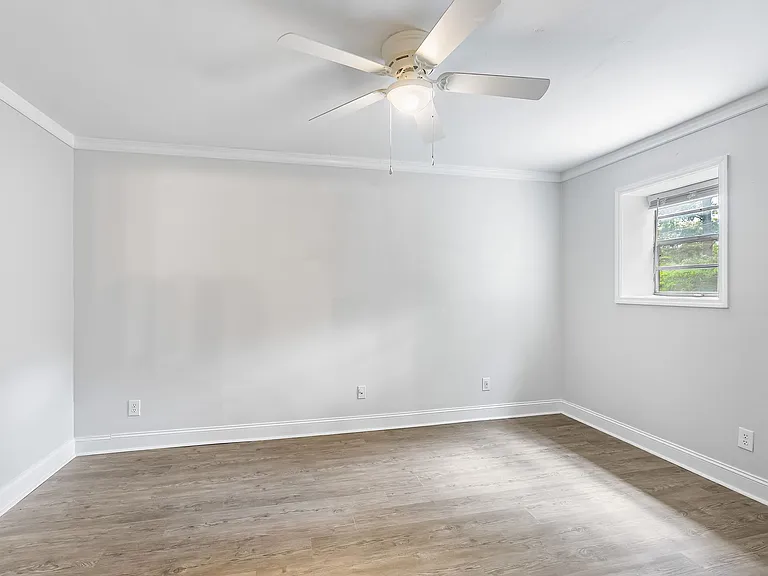 Edgewater Apartments — Photo 10