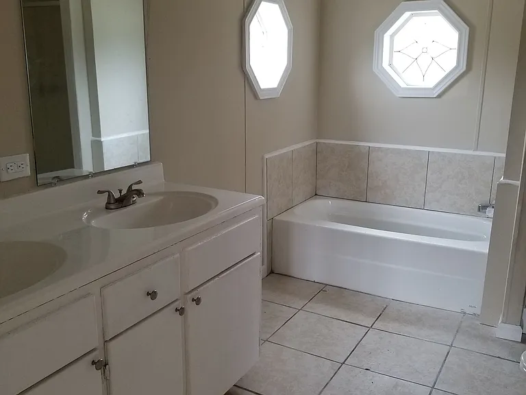 219 Gramercy Ln — Photo 9