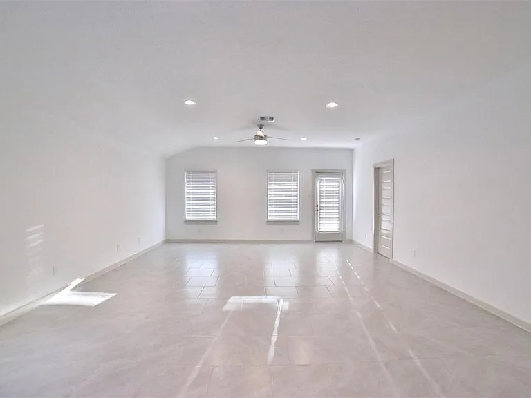 3810 Lila Lake Ln — Photo 3