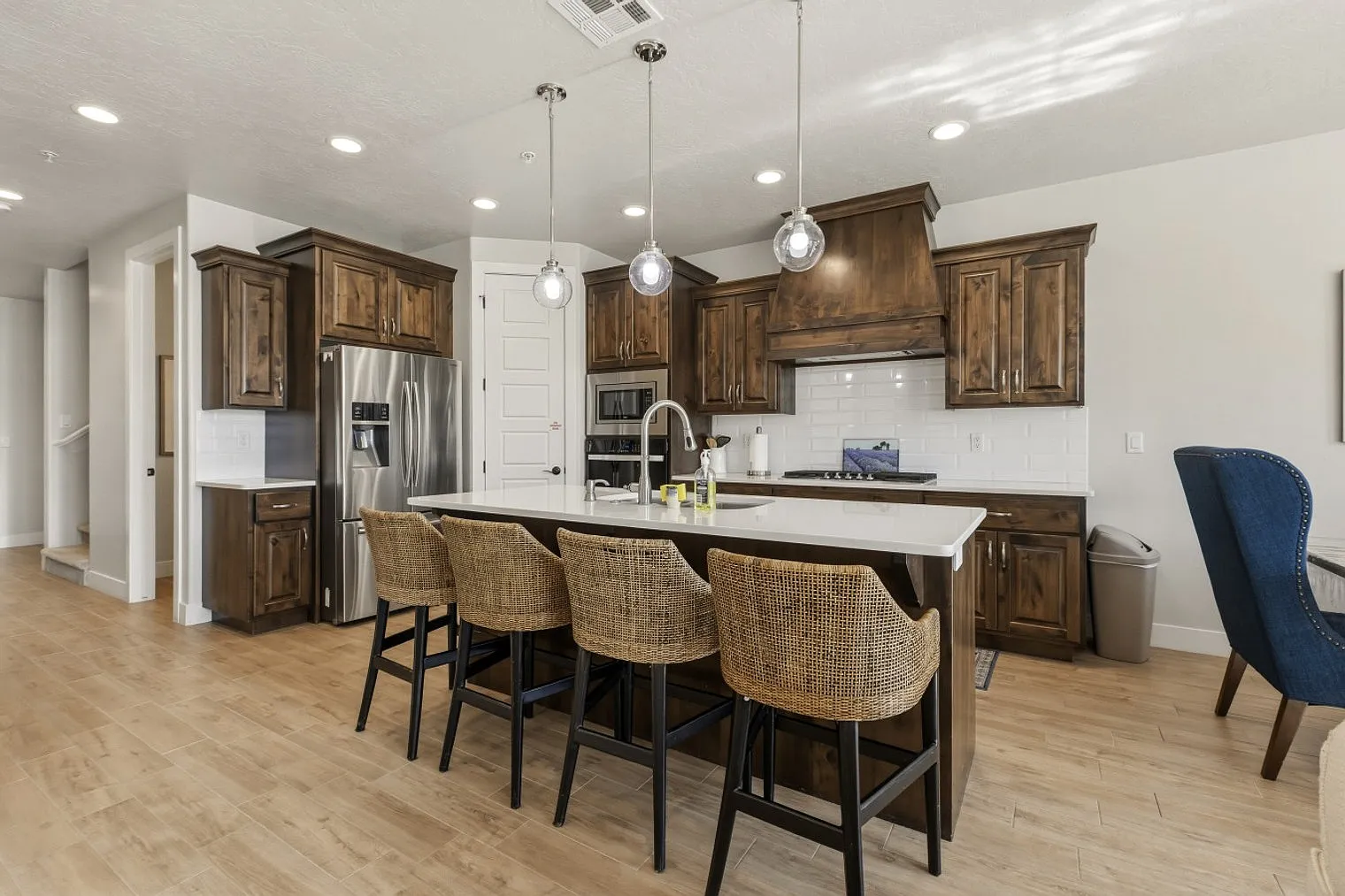 4 bed, 4.0 bath, 1700 sqft, $4,491 — Photo 3