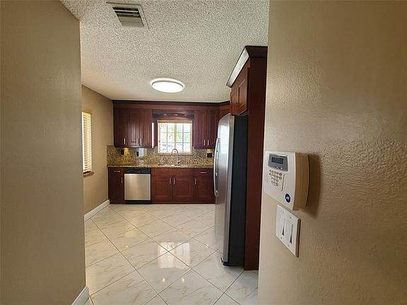 4th image of 1427 SW 48th Ter